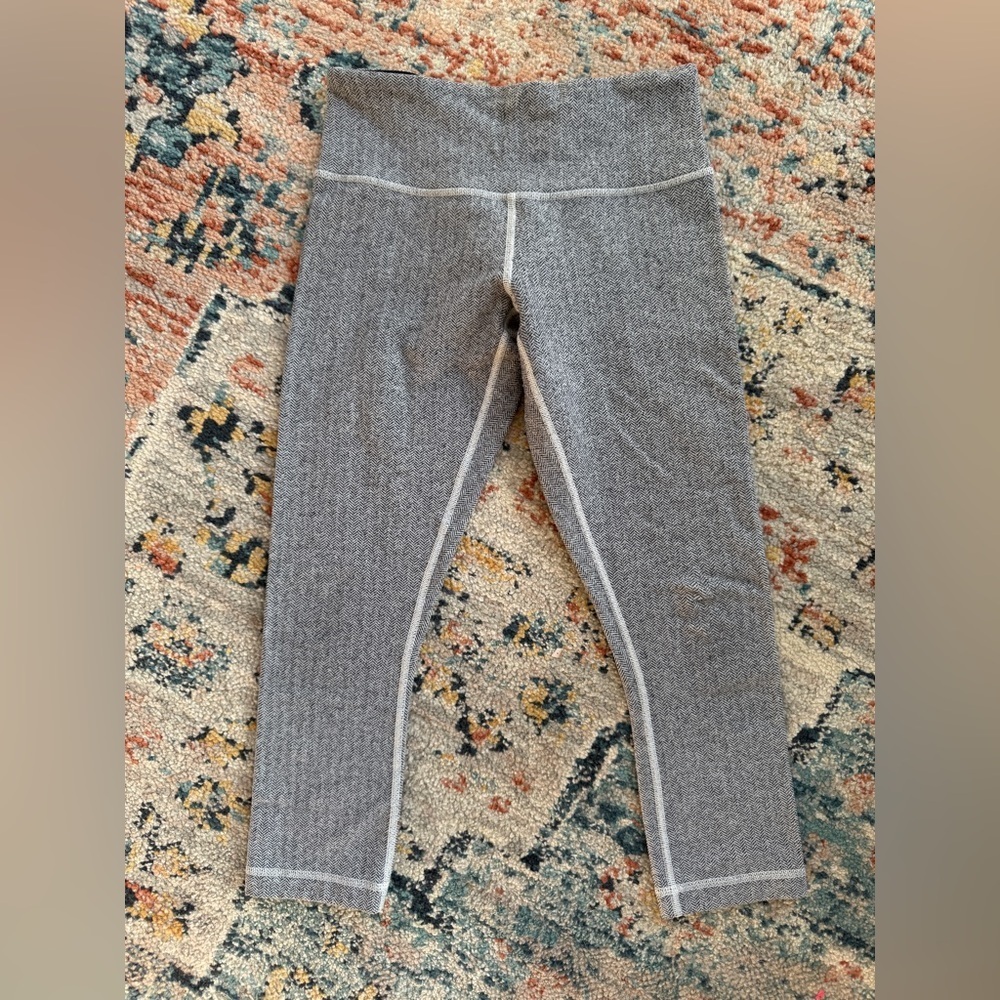 Lululemon Wunder Under Ghost White/Gray Herringbone Stretch Crop Leggings
Size 4